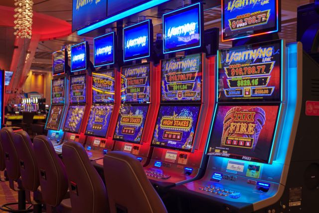 Máy đánh bạc là gì? Các loại slot machines phải biết khi vào sòng 13